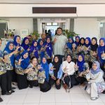 Standius Bara Prima Lumbaa bersama siswa dan tenaga pendidik SMA Negeri 1 Bintauna, Kabupaten Bolaang Mongondow Utara, berpose usai kampanye literasi bertajuk “Menjahit Harapan, Merajut Masa Depan” yang digelar Kamis (23/4/2026).