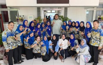 Standius Bara Prima Lumbaa bersama siswa dan tenaga pendidik SMA Negeri 1 Bintauna, Kabupaten Bolaang Mongondow Utara, berpose usai kampanye literasi bertajuk “Menjahit Harapan, Merajut Masa Depan” yang digelar Kamis (23/4/2026).