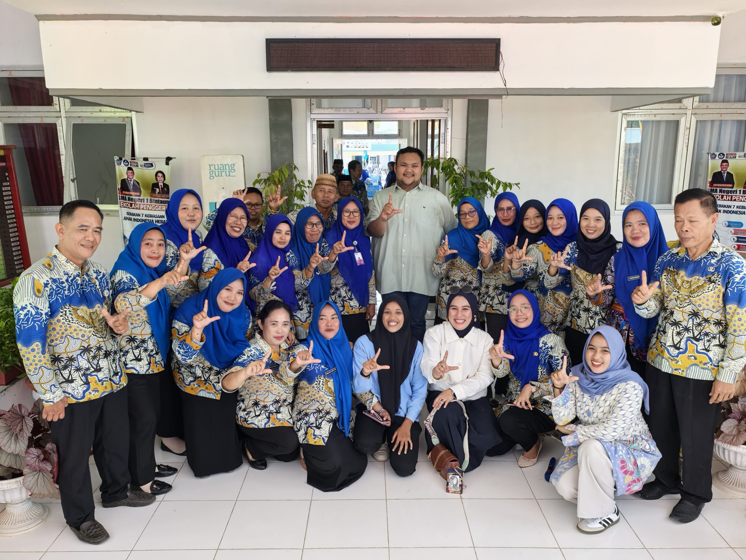 Standius Bara Prima Lumbaa bersama siswa dan tenaga pendidik SMA Negeri 1 Bintauna, Kabupaten Bolaang Mongondow Utara, berpose usai kampanye literasi bertajuk “Menjahit Harapan, Merajut Masa Depan” yang digelar Kamis (23/4/2026).