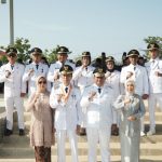 Foto bersama Bupati Bolsel Iskandar Kamaru bersama Ketua TP-PKK Ny. Selpian Kamaru-Manoppo, Wakil Bupati Deddy Abdul Hamid bersama Sekretaris Ny. Rosdiana Abdul Hamid-Lapatola, serta jajaran Pemkab dan Forkopimda usai Upacara Hari Otonomi Daerah ke-30 dan Hari Kartini ke-147 di Alun-Alun Bolsel, Senin (27/4/2026).