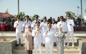 Foto bersama Bupati Bolsel Iskandar Kamaru bersama Ketua TP-PKK Ny. Selpian Kamaru-Manoppo, Wakil Bupati Deddy Abdul Hamid bersama Sekretaris Ny. Rosdiana Abdul Hamid-Lapatola, serta jajaran Pemkab dan Forkopimda usai Upacara Hari Otonomi Daerah ke-30 dan Hari Kartini ke-147 di Alun-Alun Bolsel, Senin (27/4/2026).