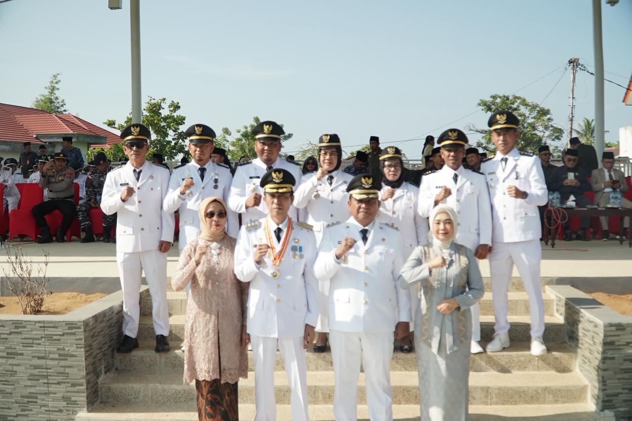 Foto bersama Bupati Bolsel Iskandar Kamaru bersama Ketua TP-PKK Ny. Selpian Kamaru-Manoppo, Wakil Bupati Deddy Abdul Hamid bersama Sekretaris Ny. Rosdiana Abdul Hamid-Lapatola, serta jajaran Pemkab dan Forkopimda usai Upacara Hari Otonomi Daerah ke-30 dan Hari Kartini ke-147 di Alun-Alun Bolsel, Senin (27/4/2026).