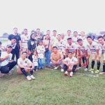 Kebersamaan pemain dan pendukung Java FC Boltim setelah mengunci kemenangan 2-0 di Matali Cup V.