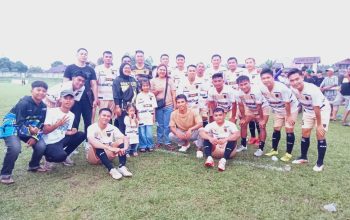 Kebersamaan pemain dan pendukung Java FC Boltim setelah mengunci kemenangan 2-0 di Matali Cup V.