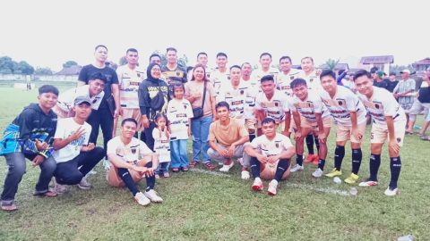Kebersamaan pemain dan pendukung Java FC Boltim setelah mengunci kemenangan 2-0 di Matali Cup V.