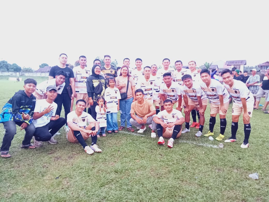 Kebersamaan pemain dan pendukung Java FC Boltim setelah mengunci kemenangan 2-0 di Matali Cup V.