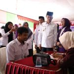 Bupati Iskandar skandar Kamaru bersama Ketua Tim Pembina Posyandu Ny. Selpian Kamaru-Manoppo meninjau pelaksanaan Posyandu 6 SPM di Desa Toluaya, Kecamatan Bolaang Uki, Rabu (29/4/2026).