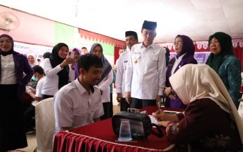 Bupati Iskandar skandar Kamaru bersama Ketua Tim Pembina Posyandu Ny. Selpian Kamaru-Manoppo meninjau pelaksanaan Posyandu 6 SPM di Desa Toluaya, Kecamatan Bolaang Uki, Rabu (29/4/2026).