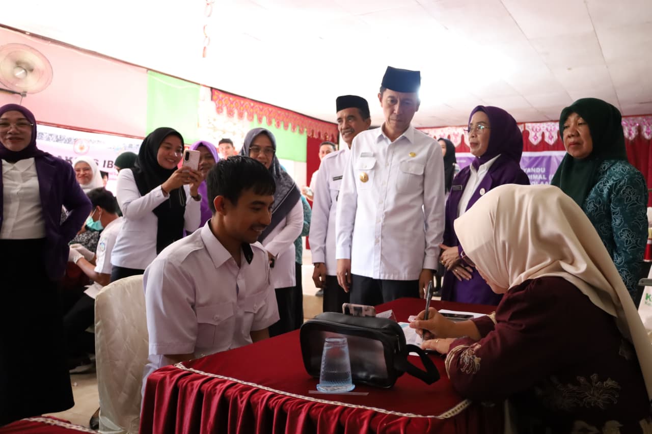 Bupati Iskandar skandar Kamaru bersama Ketua Tim Pembina Posyandu Ny. Selpian Kamaru-Manoppo meninjau pelaksanaan Posyandu 6 SPM di Desa Toluaya, Kecamatan Bolaang Uki, Rabu (29/4/2026).