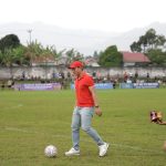 Ketua Askot PSSI Kotamobagu, Michael Solat Bibisa, membagikan bola gratis kepada bibit muda sepak bola saat pembukaan Matali Cup V di Stadion Nunuk, Rabu (29/4/2026).