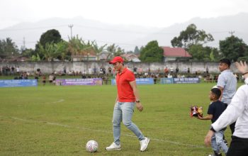 Ketua Askot PSSI Kotamobagu, Michael Solat Bibisa, membagikan bola gratis kepada bibit muda sepak bola saat pembukaan Matali Cup V di Stadion Nunuk, Rabu (29/4/2026).