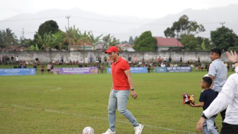 Ketua Askot PSSI Kotamobagu, Michael Solat Bibisa, membagikan bola gratis kepada bibit muda sepak bola saat pembukaan Matali Cup V di Stadion Nunuk, Rabu (29/4/2026).