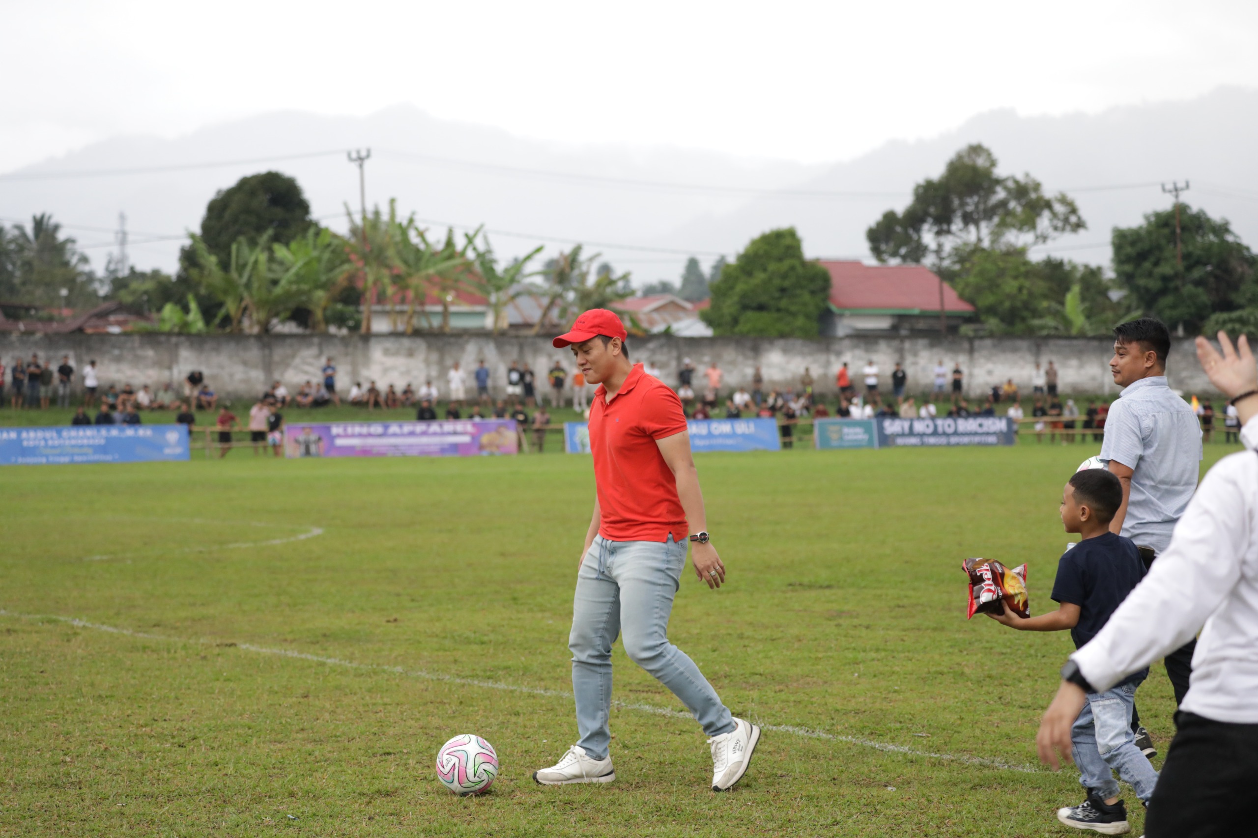Ketua Askot PSSI Kotamobagu, Michael Solat Bibisa, membagikan bola gratis kepada bibit muda sepak bola saat pembukaan Matali Cup V di Stadion Nunuk, Rabu (29/4/2026).