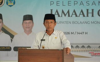 Bupati Iskandar Kamaru saat menyampaikan pesan dan doa dalam acara pelepasan 21 Jemaah Calon Haji di Kantor Kemenag Bolsel, Rabu (29/4/2026).