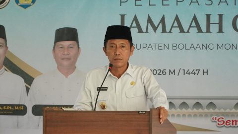 Bupati Iskandar Kamaru saat menyampaikan pesan dan doa dalam acara pelepasan 21 Jemaah Calon Haji di Kantor Kemenag Bolsel, Rabu (29/4/2026).