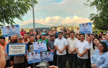 Gubernur Yulius Selvanus didampingi Bupati Bolaang Mongondow dan Wakil Bupati menyerahkan bantuan kursi roda bagi lansia, sebagai wujud nyata pemerataan layanan kesehatan hingga pelosok daerah.