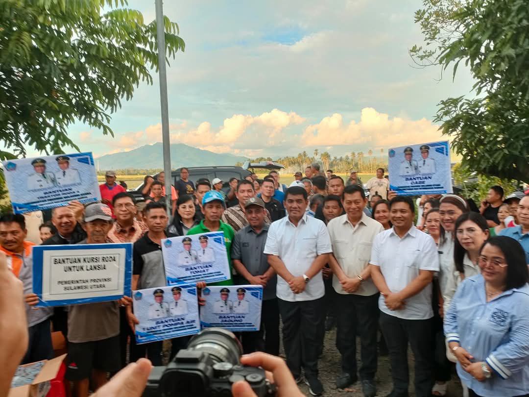 Gubernur Yulius Selvanus didampingi Bupati Bolaang Mongondow dan Wakil Bupati menyerahkan bantuan kursi roda bagi lansia, sebagai wujud nyata pemerataan layanan kesehatan hingga pelosok daerah.