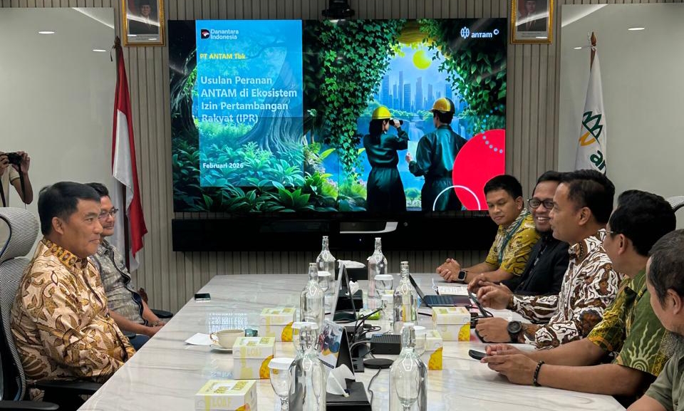 Gubernur Sulut Yulius Selvanus bersama jajaran PT Antam membahas kerja sama strategis demi harga layak dan kesejahteraan penambang rakyat Sulut. Foto: Diskominfo Sulut.
