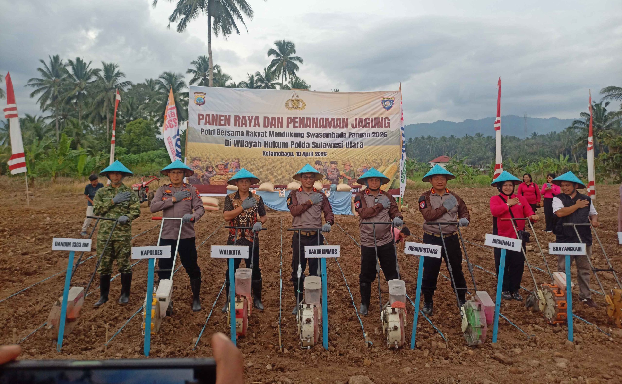 Sinergi Polri, pemerintah daerah, dan petani Kotamobagu terwujud dalam Panen Raya dan Penanaman Jagung bertajuk “Polri Bersama Rakyat Mendukung Swasembada Pangan 2026”. Langkah nyata menuju ketahanan pangan dan kesejahteraan masyarakat Sulut.