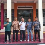 Jajaran Satreskrim Polres Kotamobagu berpose bersama usai sidang praperadilan di PN Kotamobagu, Senin (20/4/2026), yang menegaskan keabsahan penerbitan SP3 perkara dugaan penyebarluasan data pribadi.