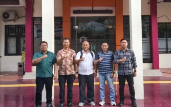 Jajaran Satreskrim Polres Kotamobagu berpose bersama usai sidang praperadilan di PN Kotamobagu, Senin (20/4/2026), yang menegaskan keabsahan penerbitan SP3 perkara dugaan penyebarluasan data pribadi.