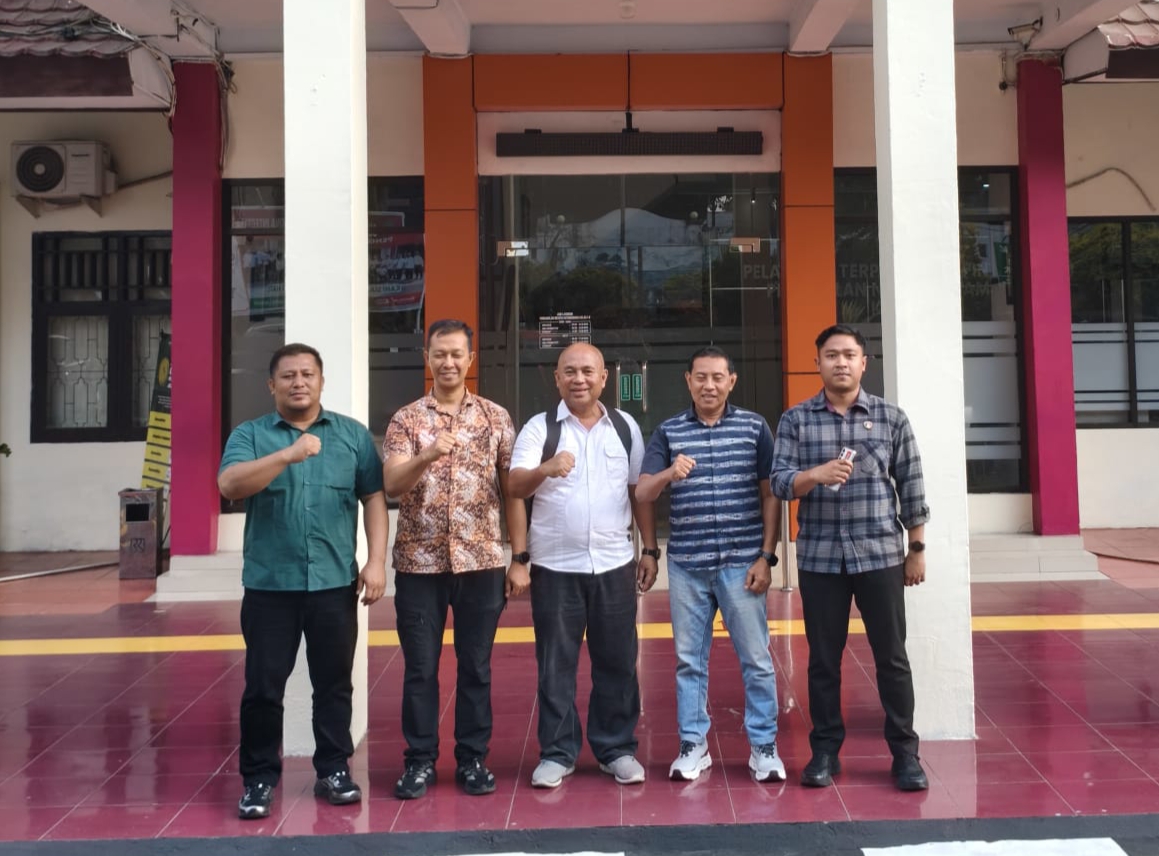 Jajaran Satreskrim Polres Kotamobagu berpose bersama usai sidang praperadilan di PN Kotamobagu, Senin (20/4/2026), yang menegaskan keabsahan penerbitan SP3 perkara dugaan penyebarluasan data pribadi.