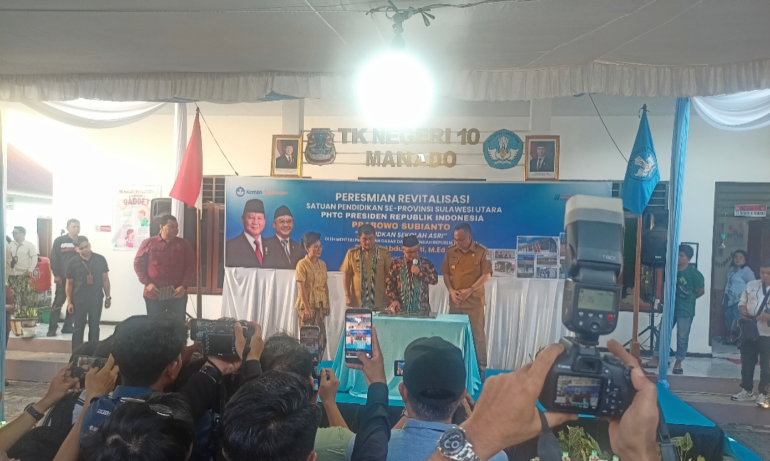 Mendikdasmen Prof. Abdul Mu’ti bersama Gubernur Sulut Yulius Selvanus saat meresmikan revitalisasi bantuan pendidikan senilai Rp231 miliar di TK Negeri 10 Manado, Selasa (21/4/2026). Acara ini menandai dimulainya perbaikan 247 sekolah dan pembangunan satu sekolah baru sebagai bagian dari Program Hasil Terbaik Cepat Presiden RI Prabowo Subianto.