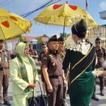 Kepala Kejari Kotamobagu Tasjrifin Muljana disambut prosesi adat saat pertama kali tiba di kantor Kejari, Jumat (24/4/2026).