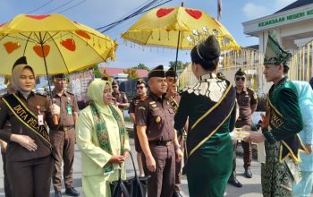 Kepala Kejari Kotamobagu Tasjrifin Muljana disambut prosesi adat saat pertama kali tiba di kantor Kejari, Jumat (24/4/2026).