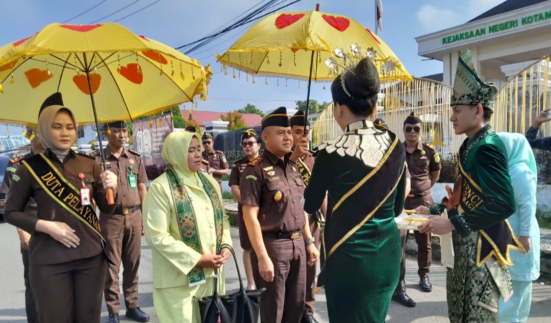 Kepala Kejari Kotamobagu Tasjrifin Muljana disambut prosesi adat saat pertama kali tiba di kantor Kejari, Jumat (24/4/2026).