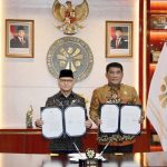 Gubernur Yulius Selvanus bersama Menteri BP2MI Muktharudin menandatangani Nota Kesepahaman perlindungan pekerja migran di Manado, Jumat (24/04/2026). Penandatanganan ini menegaskan komitmen pemerintah daerah dalam memastikan tenaga kerja asal Sulut berangkat secara legal, berkompetensi, dan terlindungi.