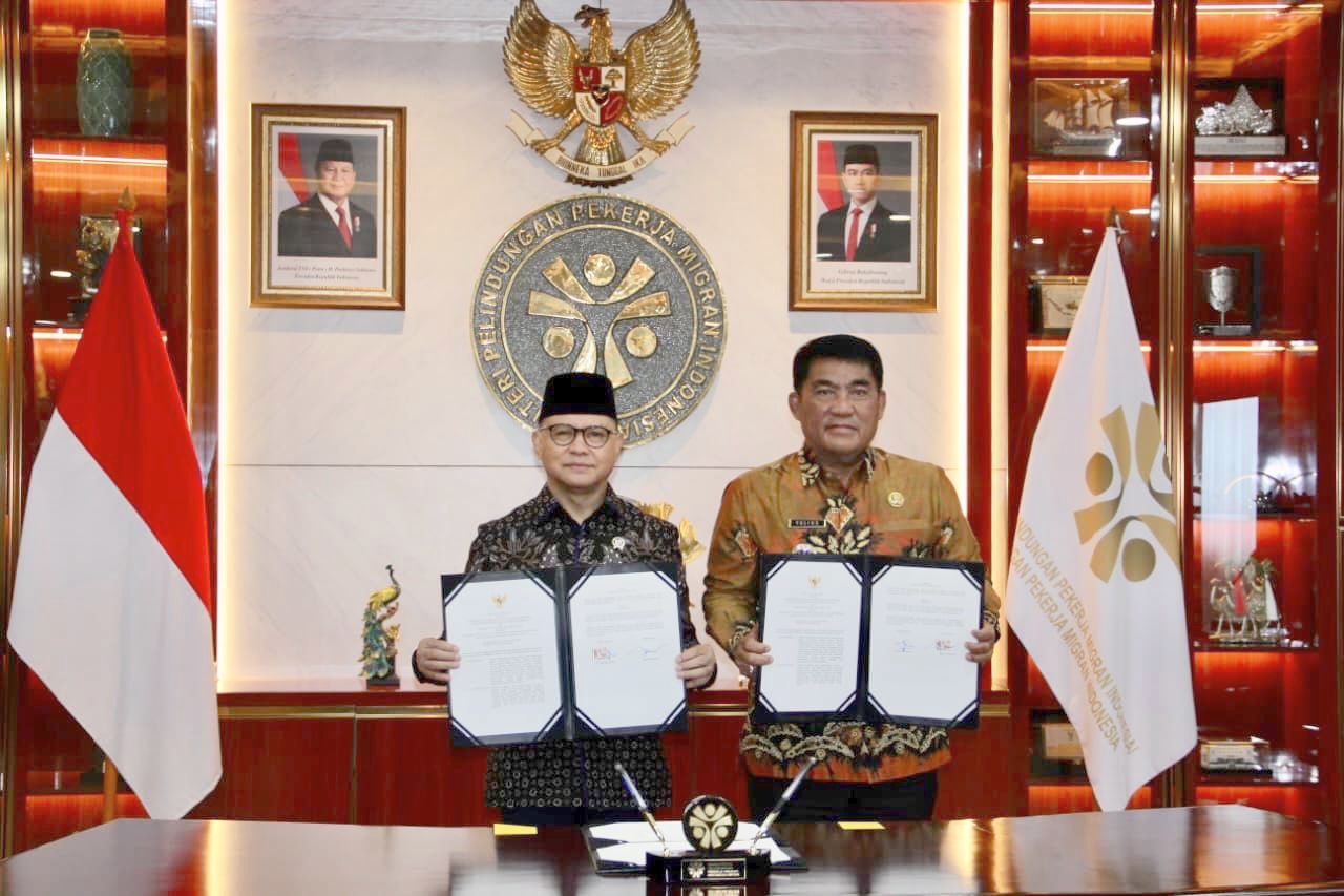 Gubernur Yulius Selvanus bersama Menteri BP2MI Muktharudin menandatangani Nota Kesepahaman perlindungan pekerja migran di Manado, Jumat (24/04/2026). Penandatanganan ini menegaskan komitmen pemerintah daerah dalam memastikan tenaga kerja asal Sulut berangkat secara legal, berkompetensi, dan terlindungi.