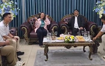 Gubernur Sulut Yulius Selvanus berbincang hangat bersama Ketua Umum PP TIDAR Rahayu Saraswati Djojohadikusumo usai penyambutan di Manado, Minggu (26/04/2026).