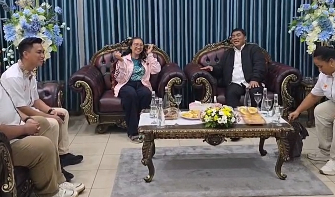 Gubernur Sulut Yulius Selvanus berbincang hangat bersama Ketua Umum PP TIDAR Rahayu Saraswati Djojohadikusumo usai penyambutan di Manado, Minggu (26/04/2026).