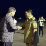Gubernur Yulius Selvanus menyambut utusan khusus Presiden RI, Hashim Djojohadikusumo, setibanya di Bandara Internasional Samratulangi Manado, Selasa (7/4/2026). Kedatangan Hashim dalam rangka menghadiri Paskah Nasional 2026.