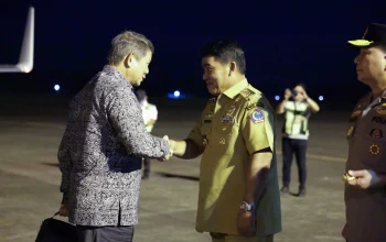Gubernur Yulius Selvanus menyambut utusan khusus Presiden RI, Hashim Djojohadikusumo, setibanya di Bandara Internasional Samratulangi Manado, Selasa (7/4/2026). Kedatangan Hashim dalam rangka menghadiri Paskah Nasional 2026.
