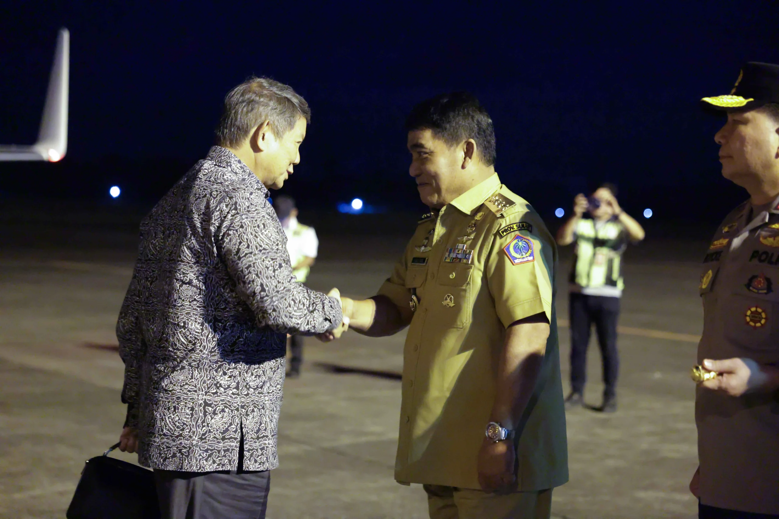 Gubernur Yulius Selvanus menyambut utusan khusus Presiden RI, Hashim Djojohadikusumo, setibanya di Bandara Internasional Samratulangi Manado, Selasa (7/4/2026). Kedatangan Hashim dalam rangka menghadiri Paskah Nasional 2026.