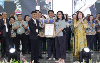 Ny. Anik Yulius Selvanus, Ketua TP-PKK Sulut sekaligus Ketua Panitia ‘Little Hands Big Joy’, menerima sertifikat rekor dunia MURI atas keberhasilan 2.000 anak menghias telur Paskah massal di Aula Mapalus, Manado.