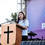 Ketua Panitia Dhea Lumenta menyampaikan sambutan dalam Ibadah Syukur Hari Pemuda dan Paskah Pemuda GMIBM 2026 di Jemaat GMIBM Bethesda Tiberias, Kecamatan Poigar. Ia menegaskan komitmen pemuda sebagai garda terdepan kebangkitan dan persatuan jemaat.