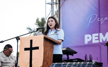 Ketua Panitia Dhea Lumenta menyampaikan sambutan dalam Ibadah Syukur Hari Pemuda dan Paskah Pemuda GMIBM 2026 di Jemaat GMIBM Bethesda Tiberias, Kecamatan Poigar. Ia menegaskan komitmen pemuda sebagai garda terdepan kebangkitan dan persatuan jemaat.