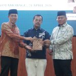 Bupati Bolsel Iskandar Kamaru bersama Wakil Bupati Deddy Abdul Hamid menyerahkan cenderamata kepada Kajari lama Saptono dalam acara pisah sambut di Ballroom Hotel Sutan Raja Kotamobagu, Kamis (24/04/2026).