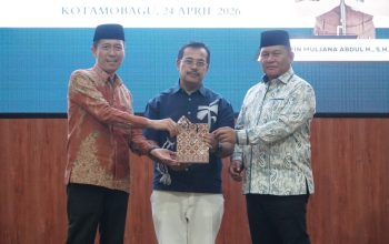 Bupati Bolsel Iskandar Kamaru bersama Wakil Bupati Deddy Abdul Hamid menyerahkan cenderamata kepada Kajari lama Saptono dalam acara pisah sambut di Ballroom Hotel Sutan Raja Kotamobagu, Kamis (24/04/2026).