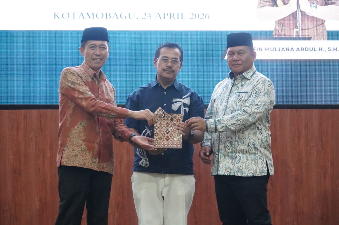 Bupati Bolsel Iskandar Kamaru bersama Wakil Bupati Deddy Abdul Hamid menyerahkan cenderamata kepada Kajari lama Saptono dalam acara pisah sambut di Ballroom Hotel Sutan Raja Kotamobagu, Kamis (24/04/2026).