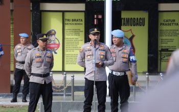 Kasi Humas Polres Kotamobagu, Muhammad Faiz SE, memberikan arahan disiplin bermedia sosial kepada personel Polri, menegaskan larangan live streaming saat jam dinas, Kamis (30/4/2026).