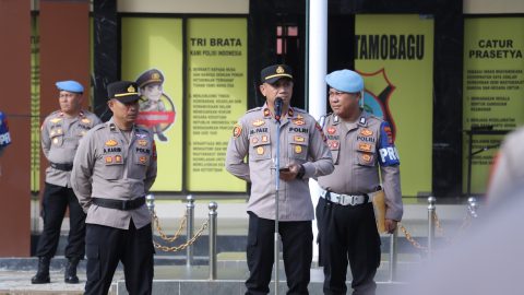 Kasi Humas Polres Kotamobagu, Muhammad Faiz SE, memberikan arahan disiplin bermedia sosial kepada personel Polri, menegaskan larangan live streaming saat jam dinas, Kamis (30/4/2026).