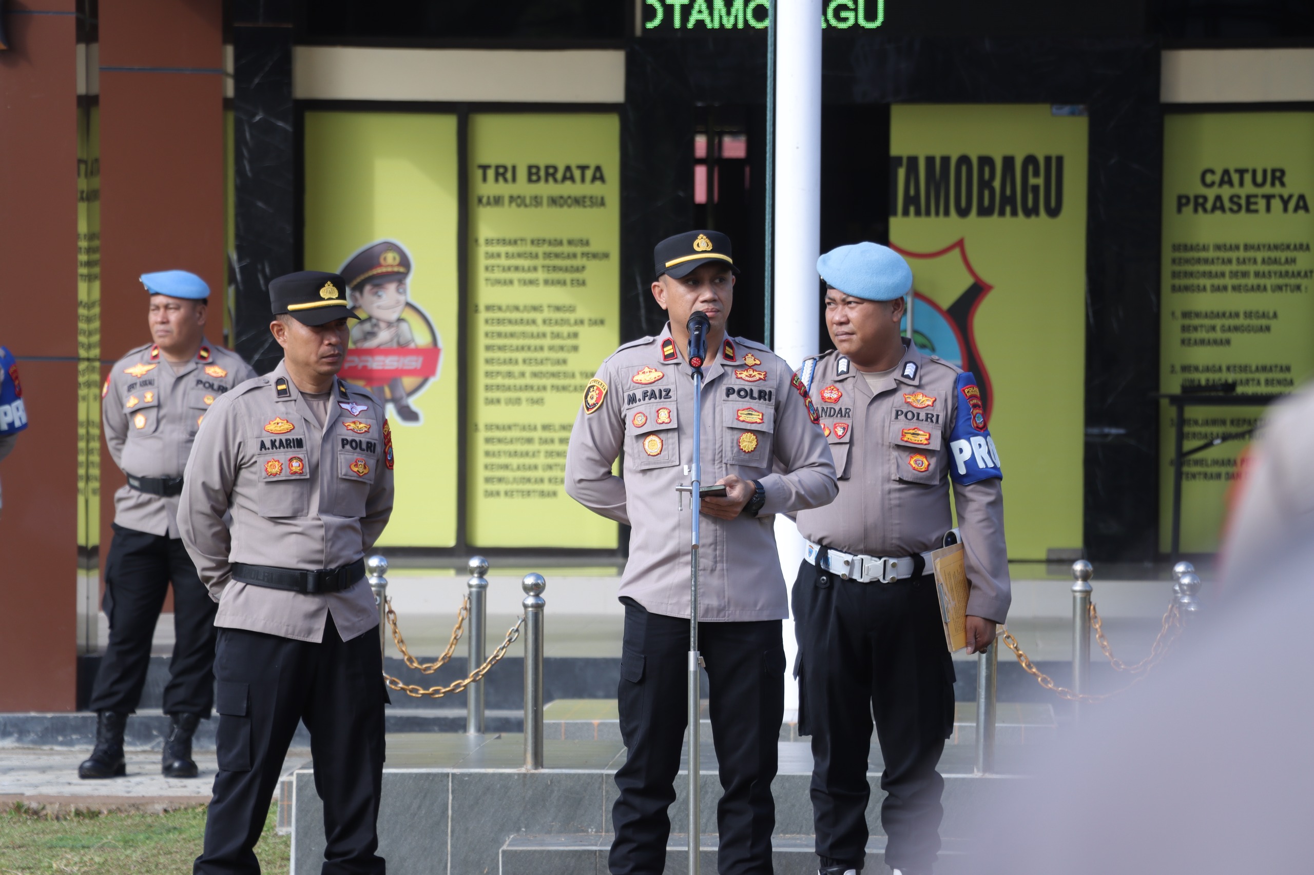 Kasi Humas Polres Kotamobagu, Muhammad Faiz SE, memberikan arahan disiplin bermedia sosial kepada personel Polri, menegaskan larangan live streaming saat jam dinas, Kamis (30/4/2026).