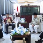Gubernur Sulawesi Utara Yulius Selvanus bersama jajaran Kanwil Kementerian Haji dan Umrah Sulut saat audiensi di Wisma Negara, Manado, Jumat (17/4/2026). Pertemuan ini menghasilkan keputusan kenaikan subsidi biaya lokal jemaah haji menjadi Rp5 juta sebagai respons atas kenaikan harga avtur.