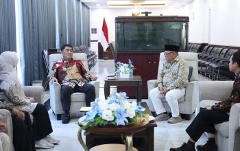 Gubernur Sulawesi Utara Yulius Selvanus bersama jajaran Kanwil Kementerian Haji dan Umrah Sulut saat audiensi di Wisma Negara, Manado, Jumat (17/4/2026). Pertemuan ini menghasilkan keputusan kenaikan subsidi biaya lokal jemaah haji menjadi Rp5 juta sebagai respons atas kenaikan harga avtur.