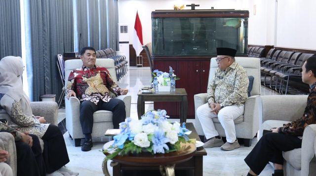 Gubernur Yulius Selvanus Ringankan Beban Jemaah, Subsidi Haji Naik Rp5 Juta  