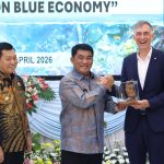 Gubernur Sulawesi Utara, Mayjen TNI (Purn) Yulius Selvanus, menyerahkan penghargaan simbolis dalam Conference on Blue Economy di Manado, sebagai wujud komitmen memperkuat kerja sama internasional untuk konservasi laut dan pengembangan ekonomi biru.